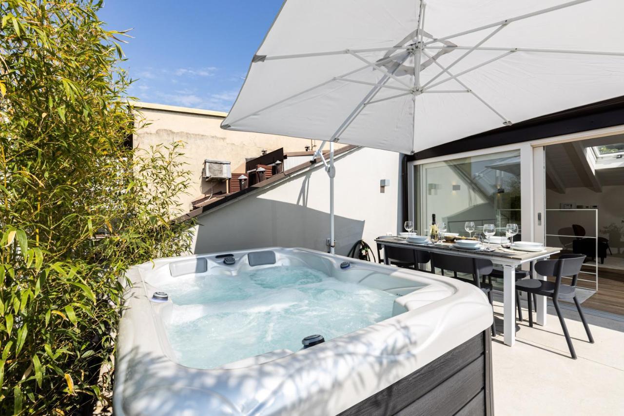*Villa Olivo*With Private Terrace & Jacuzzi + 3Bedrooms Милано Екстериор снимка