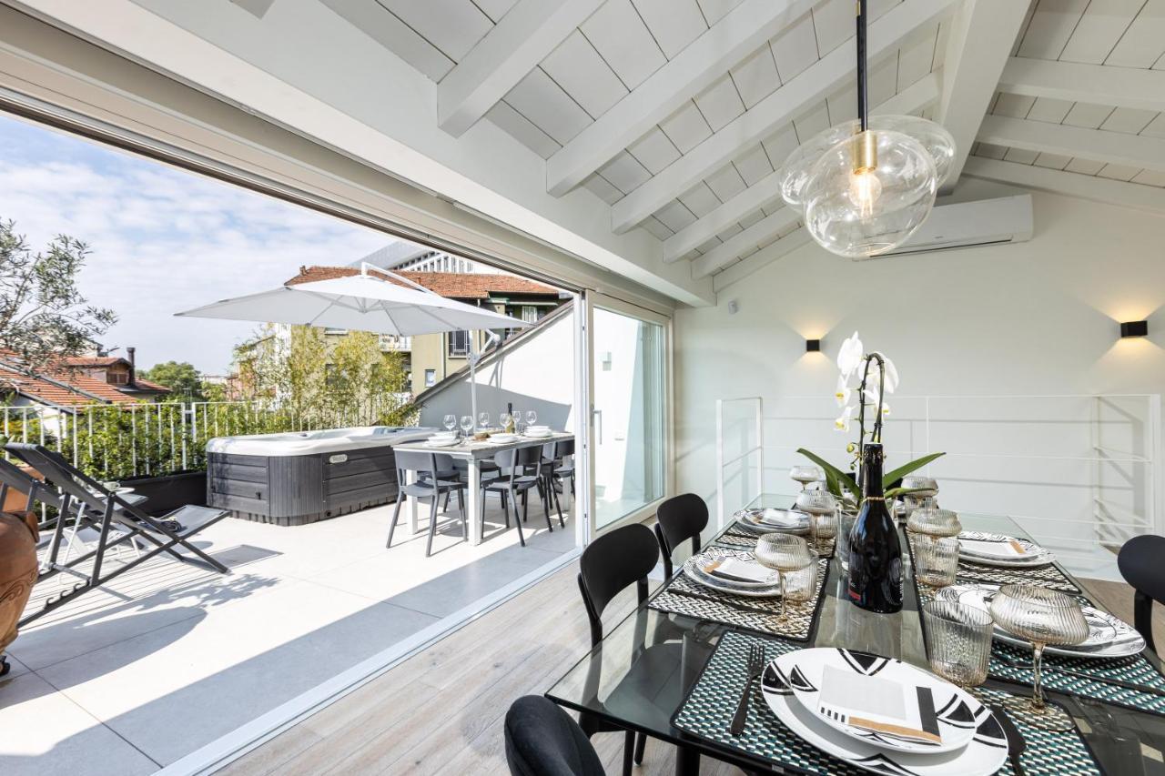 *Villa Olivo*With Private Terrace & Jacuzzi + 3Bedrooms Милано Екстериор снимка