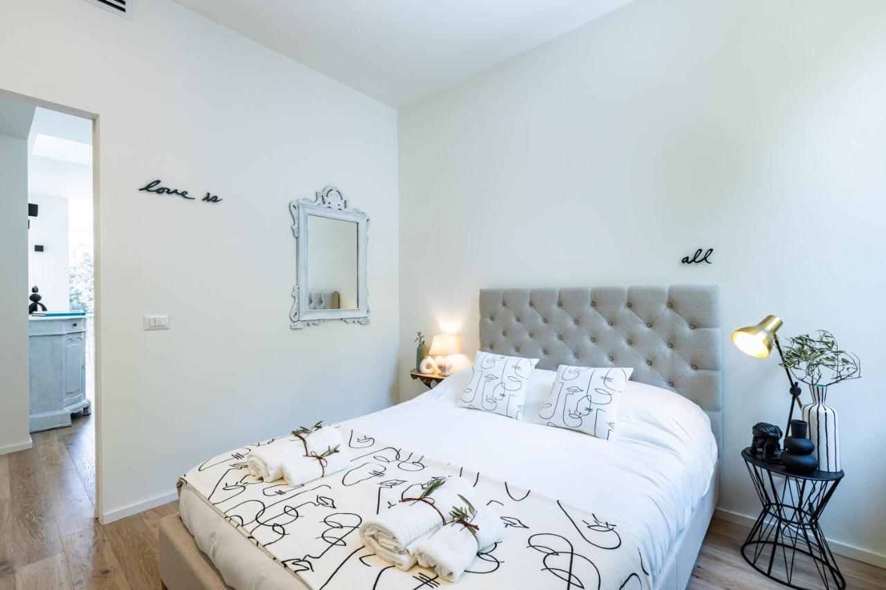 *Villa Olivo*With Private Terrace & Jacuzzi + 3Bedrooms Милано Екстериор снимка